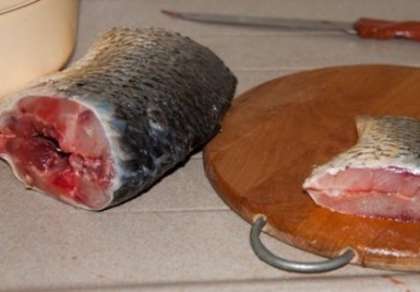 Отрежьте от тушки рыбы хвостовую часть.