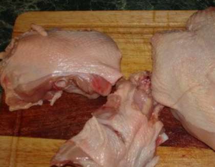 Помойте сначала курицу. Оботрите сухой бумажной салфеткой птицу. Затем разделайте ее на порционные куски.
