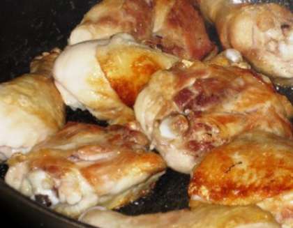 Выложите в разогретую сковородку с маслом. Обжарьте кусочки курицы до красивого золотистого цвета.