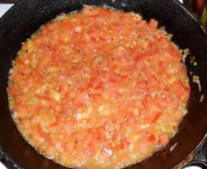 Затем сделайте соус из подготовленных ингредиентов. Обжарьте овощи: лук, морковь, помидоры на среднем огне. Затем добавьте грибы и чеснок. Перемешайте. Потушите немного. Затем залейте массу сухим вином (водой), доведите ее до кипения.