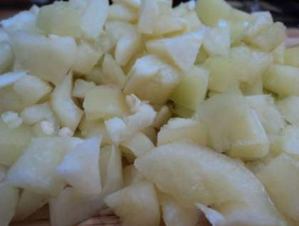 Пока баклажаны «отстаиваются» в миске с солью, помойте болгарский перец. Затем очистите их от семян и ножки. Порежьте перец на кубики.
