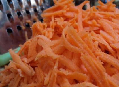 Морковь следует почистить и хорошо помыть под холодной водой. Потрите затем корнеплод на крупную терку.