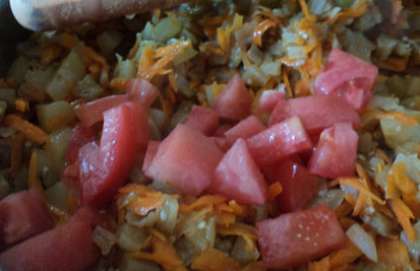 В конце выложите в сковородку помидоры. Перемешайте. Посолите слегка и поперчите по вкусу овощи. Можно накрыть крышкой. Оставьте овощи тушиться до готовности (мин. 20).