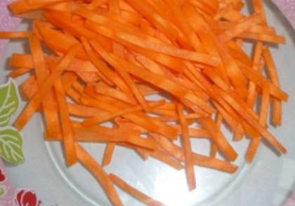 Морковку нужно почистить. Потом помойте корнеплод и порежьте его также соломкой. Можно натереть на терке (лучше крупной).