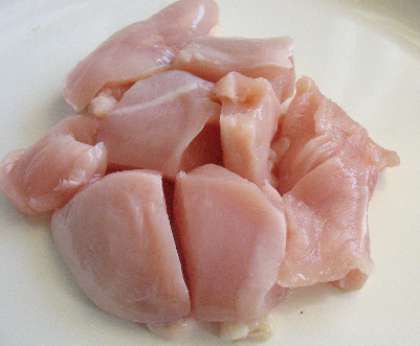 Помойте куриное филе и выложите на полотенце. Потом порежьте мясо на кусочки.