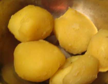 Картофель вымойте, а затем положите в кастрюлю. Сварите клубни картофеля до готовности. Затем ополосните водой (холодной) и очистите его от кожуры.