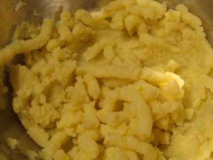 Затем в миске картофель, который вы очистили, нужно растолочь как на пюре.