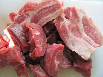 Главное в приготовлении этого блюда – правильно выбрать мясо. Лучше использовать ягнятину, т.к. молодое мясо намного нежнее и вкуснее. Выбирая мясо, обратите внимание на его цвет, оно должно быть бледно-красного цвета и почти не иметь запаха. Тщательно вымойте мясо под проточной холодной водой. Аккуратно удалите с баранины ножом пленки и сухожилия. Разрежьте мясо на куски среднего размера и пропустите его через мясорубку.