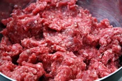Для приготовления данного блюда важно правильно приготовить фарш. Пропустите мясо говядины через мясорубку или разморозьте готовый фарш, положите в глубокую миску.