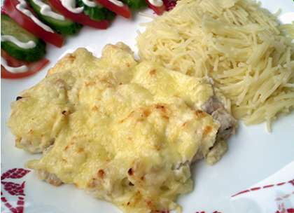 Запеченное филе с сыром разделите на порции. Разложите по тарелкам. Подавайте с отварным рисом, картофелем, макаронами. 