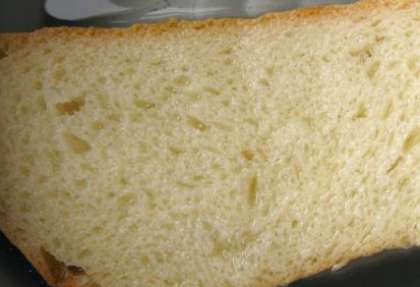 Возьмите мисочку и налейте воды. Положите кусочек белого хлеба в миску с водой (можно использовать молоко вместо воды). Оставьте так его на 10 минут. По прошествии этого времени следует отжать хлеб.