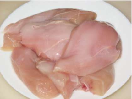 Вымойте куриное филе в прохладной воде. Обсушите, выложив на салфетку (полотенце бумажное). Нарежьте затем филе курицы небольшими кусочками. Резать нужно мясо поперек волокон.