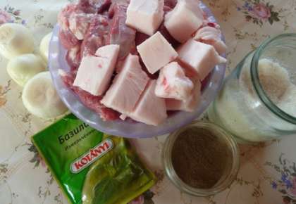 Подготовьте продукты. Для приготовления люля кебаба на <a href="http://supermangal.ru/">мангале</a> вам понадобятся всего лишь мякоть баранины, курдючное сало, репчатый лук, свежемолотый черный перец, соль и сушеный базилик.