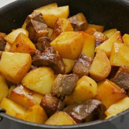 Продолжайте жарить утку с картофелем, пока картошка не станет коричневатой со всех сторон.
