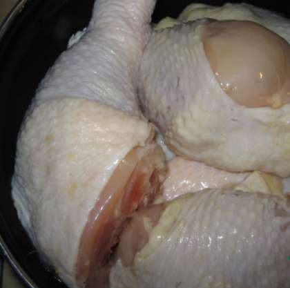 Для приготовления шашлыка из курицы нужно предварительно разморозить мясо и нарезать его на крупные порционные куски. Курицу не рекомендуется резать мелко, так как она может пережариться и получиться слишком сухой. Но главнее всего в приготовлении шашлыка является правильный маринад. Рецептов приготовления множество, поэтому на вкус и цвет каждый выбирает сам.