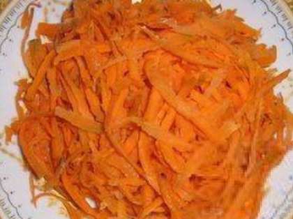 Морковь нужно почистить и помыть. Подсушенный корнеплод потрите на среднюю терку.