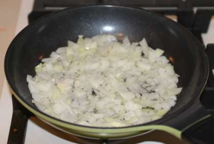 Обжарьте на сковороде мелко нарезанный лук.