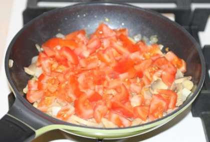 Добавьте нарезанные небольшими кусочками помидоры, посолите, перемешайте, накройте крышкой и на среднем огне тушите около 10 минут.