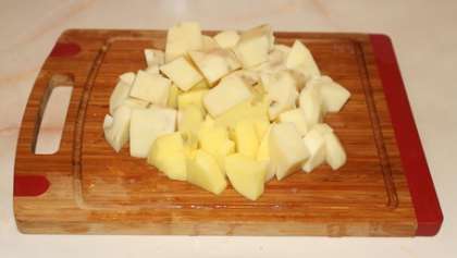 Очистите и нарежьте картофель крупными кубиками. Обязательно нарезайте его крупно, т.к. для шурпы все овощи должны нарезаться крупнее, чем для обычного супа и картофеля в шурпе должно быть больше остальных овощей.