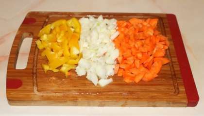 Лук порежьте четверть-кольцами, сладкий перец и морковь – дольками среднего размера.