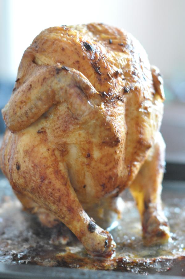 Добавьте мелко порезанное куриное мясо. Можно использовать любую готовую курицу, жареную или запеченную. Я запекаю курицу на банке, натерев ее солью, чесноком и паприкой. 