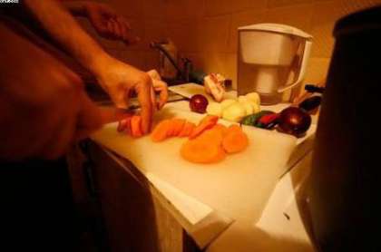 Нарежьте крупными кольцами морковь.