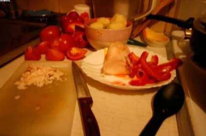 Пока шурпа варится, порежьте перец полукольцами, картошку на половинки, и помидоры дольками.