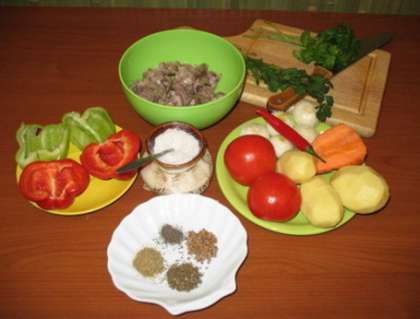 Хороший набор овощей для шурпы – это лук, морковь, картошка, сладкий и горький перец, помидор. Специи подготовьте такие: кориандр, хмели-сунели, чабер и немного семян зиры.