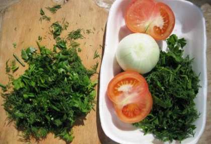 А саму зелень мелко нарежьте и разделите на 2 части – одну используйте для варки шурпы, а второй частью зелени посыпьте готовый суп, также приготовьте один или два помидора и оставшуюся луковицу.