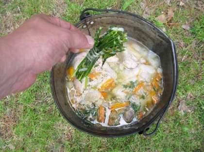 Дайте шурпе повариться ещё минут 10-15, затем проверьте готовность картофеля, если он проварился, значит шурпа готова. Снимите ведро с огня, вытащите связанный пучок зелени и дайте супу настояться минут 10.