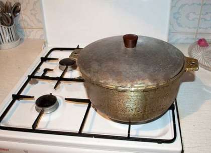 Накройте крышкой казан (или кастрюлю). Огонь установите чуть ниже среднего и оставьте вариться суп на 1,5 часа.