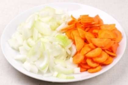 Очистите и помойте лук и морковь. Затем порежьте лук полукольцами, а морковь нарежьте тонкими кружочками.