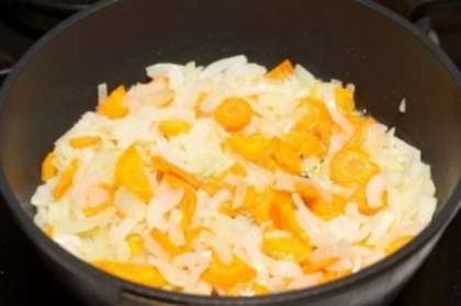В сковороде разогрейте немного растительного масла и обжарьте морковь с луком.