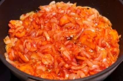 Когда лук станет прозрачным, добавьте томатную пасту, перемешайте. Тушите ещё минуты 2-3.