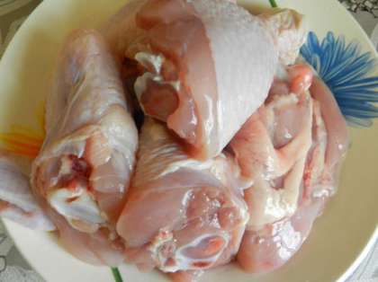 Нарубите курицу крупными кусками, промойте в воде и обсушите.