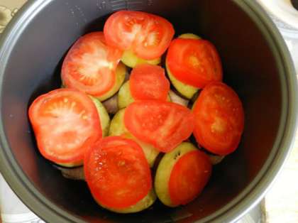 Затем выложите помидоры (3-ий слой).