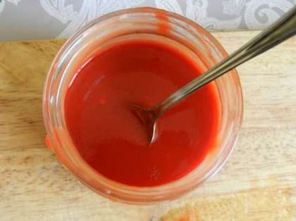 Выдавите через чеснокодавку зубчик чеснока, добавьте томатную пасту и немного воды, размешайте.