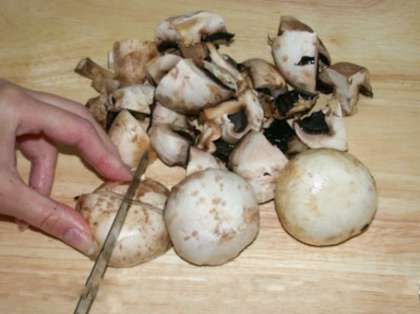 Пока варится курица, помойте и очистите грибы. Нарежьте их на четвертинки. Также порежьте крупными кубиками картошку. Разрежьте пополам перец, уберите семена и нарежьте его на крупные квадратики.