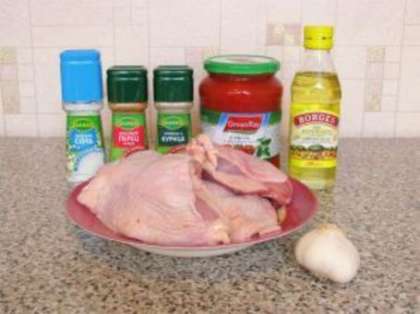 Приготовьте продукты. Вам понадобятся куриные бедрышки (можно голень, крылышки или филе), помидоры, чеснок, специи, красный перец, соль и растительное масло.