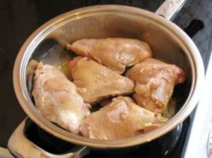 Обжарьте куски курицы до золотистой корочки (на растительном масле).