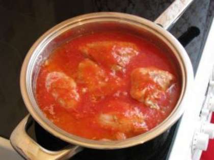 Затем добавьте помидоры в кастрюлю с курицей и тушите около 40 минут (до готовности).