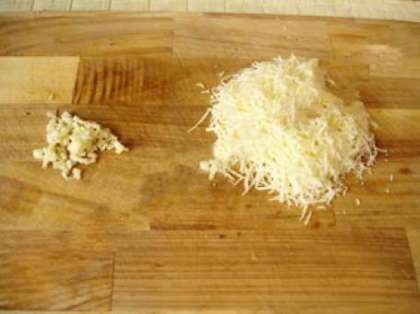 Измельчите чеснок и натрите сыр на мелкой терке.
