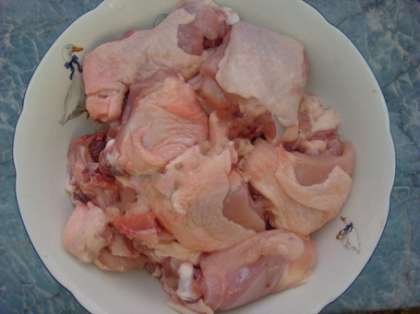 Курицу тушеную в сметане можно приготовить немного по-другому. Для этого нарежьте на куски курицу, затем поперчите и посолите её.