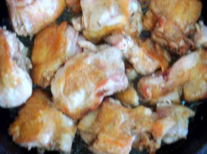 Обжарьте курицу до румяной корочки в растительном масле.