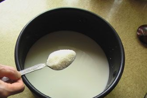 Засыпьте затем приготовленную рисовую крупу в мультиварку. Потом влейте молоко.  Если вы любите более жидкую кашу, молока следует взять больше.Перемешайте кашу. Киньте кусочек масла, положите соль на кончике ножа (или по вкусу), а затем бросьте сахар. Снова перемешайте рис. Мультиварка хороша тем, что закладывая сразу все ингредиенты, вы не рискуете испортить блюдо.