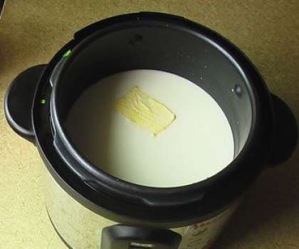 После этого включите мультиварку на режим «Молочная каша». Вариться каша рисовая будет около 60 минут. Есть в некоторых мультиварках режим «Высокое давление» - время приготовления каши 1-3 минуты.