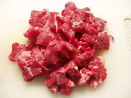 В это время нарежьте небольшими кусочками мясо (говядину или свинину).
