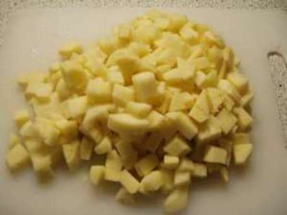 Нарежьте картошку (кубиками или соломкой).