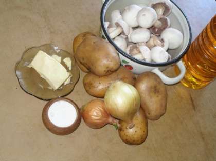 Приготовьте продукты, вам понадобятся картошка, грибы, лук, растительное масло, соль и сливочное масло.