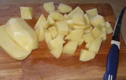 Порежьте картофель любым способом и поставьте в кастрюльку с водой, чтобы картошка не потемнела, пока вы готовите остальные ингредиенты.